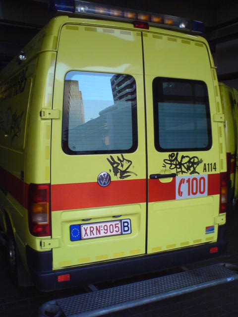 Ambulance de Bxl taggue !! A11410
