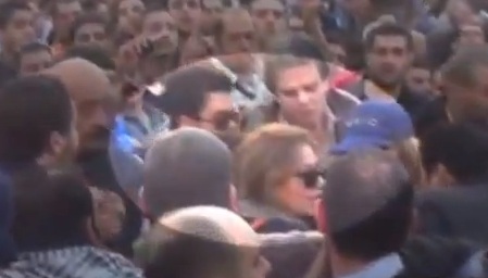 بالفيديو.. التحرش الجنسي بليلى علوي ويسرا في مظاهرات التحرير 10341510