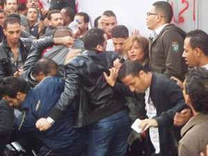 بالفيديو.. التحرش الجنسي بليلى علوي ويسرا في مظاهرات التحرير 13541110
