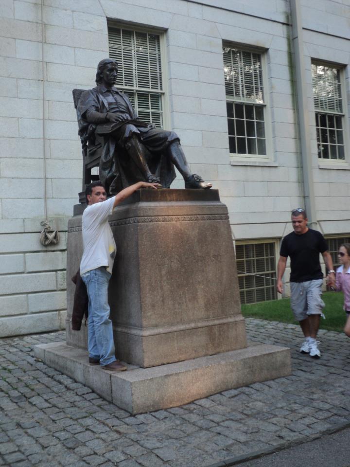 Boualem Mohamadi avec Statue John Harvard (Université Harvard) Bouale10