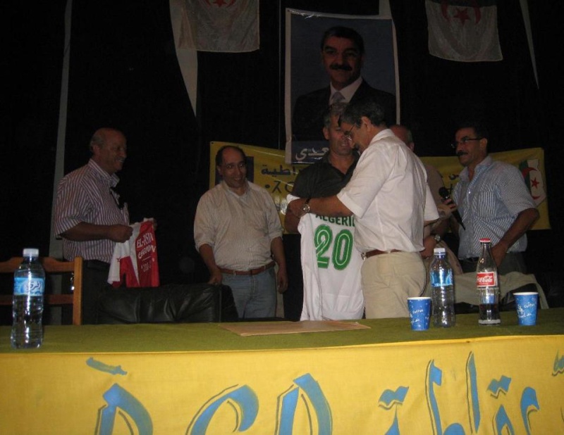 Fodhil Megharia, ancienne gloire de l'équipe nationale de football, remet à Said Sadi son maillot le 10 octobre 2011 Sadi10