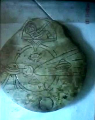UFO dhe Alien të gdhendura në gure Index10
