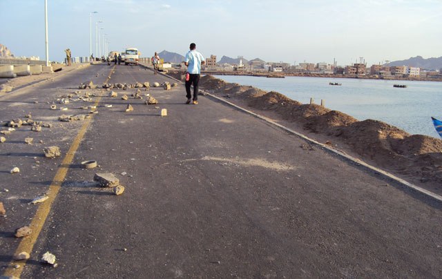 قطع جسر منطقة البريقا بسبب احتجاج المواطنين على قطع مياه الشرب Ouoous10