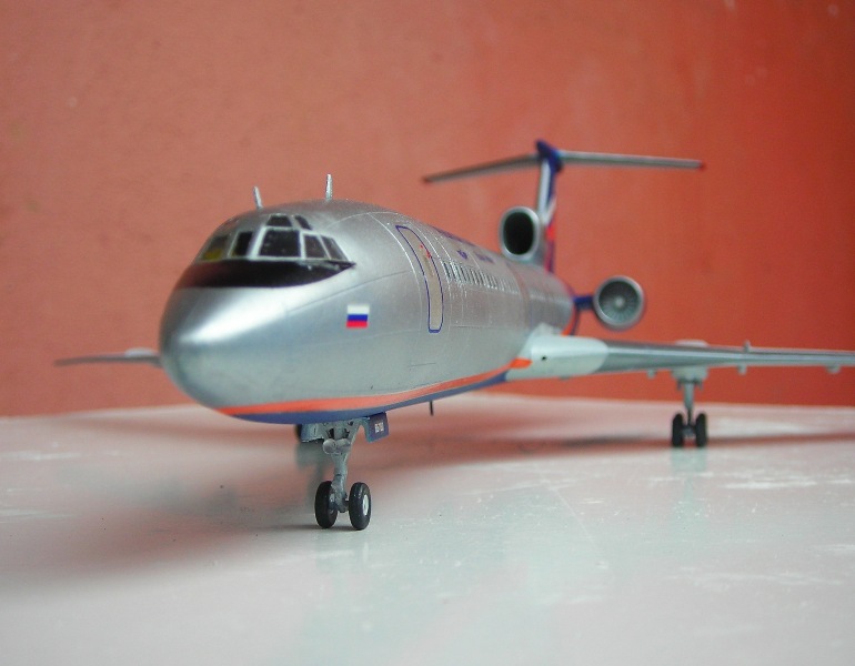 Tupolev Tu-154M "Aeroflot" de "Zvezda"1:144 Dscn1213