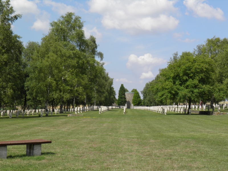 A la découverte des mémoriaux et cimetières militaires - Page 2 Photos17