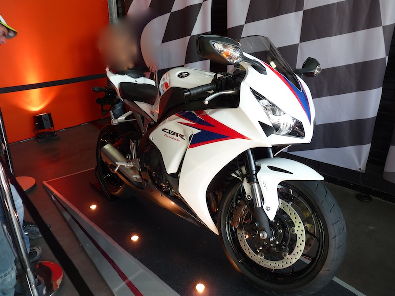 CBR 1000 RR 2012 2016 ( sc59 deuxième génération ) - Page 2 P1040810