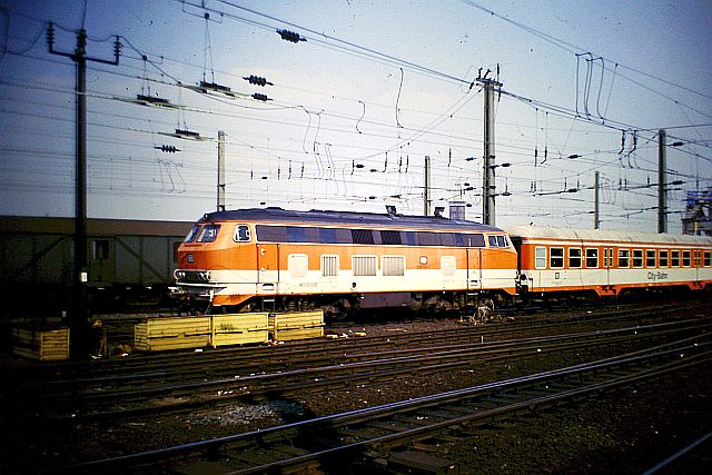 Die Diesellok der DB Baureihe 218 in CityBahn-Lackierung 1414