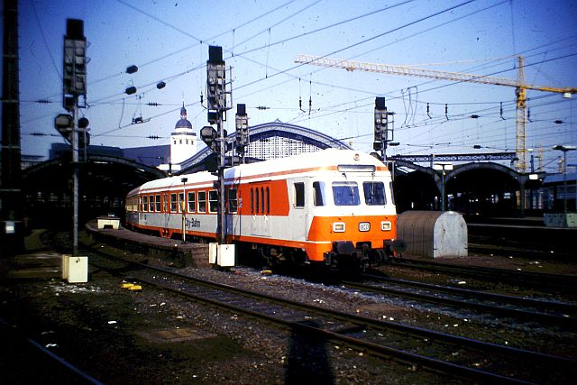 Die Diesellok der DB Baureihe 218 in CityBahn-Lackierung 452