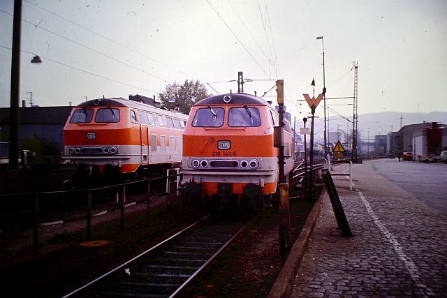 Die Diesellok der DB Baureihe 218 in CityBahn-Lackierung 717