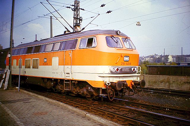 Die Diesellok der DB Baureihe 218 in CityBahn-Lackierung 819