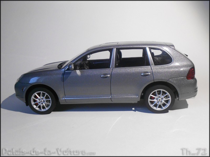 [1/18 de série] Porsche Cayenne (955) Turbo • AutoArt Millenium Dscn9814