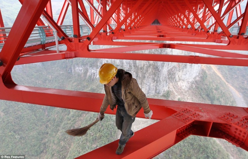  Sin seguridad trabajan los chinos en el puente más alto del mundo Chinos10