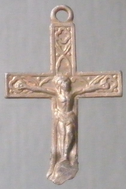 Petit crucifix moderne en alu Crucif10