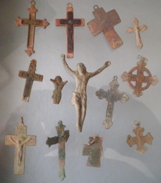 Médailles et crucifix en métal cuivreux Crucif13