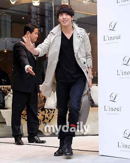 [Photos] Jonghyun et Yonghwa à l'ouverture de la marque L'INOUÏ 55330111