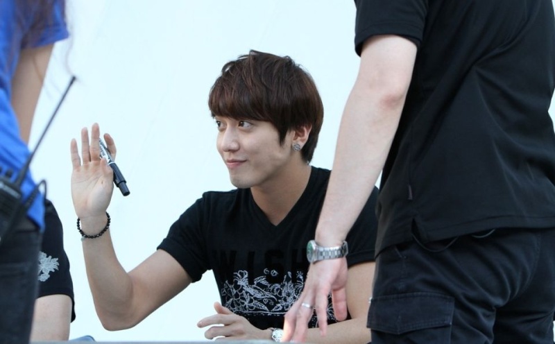 [Event] Yonghwa et Jungshin - fansign pour Come On (01.08.2012) Pboou10
