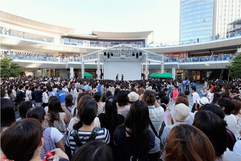 [Event] Yonghwa et Jungshin - fansign pour Come On (01.08.2012) Uwbkve10