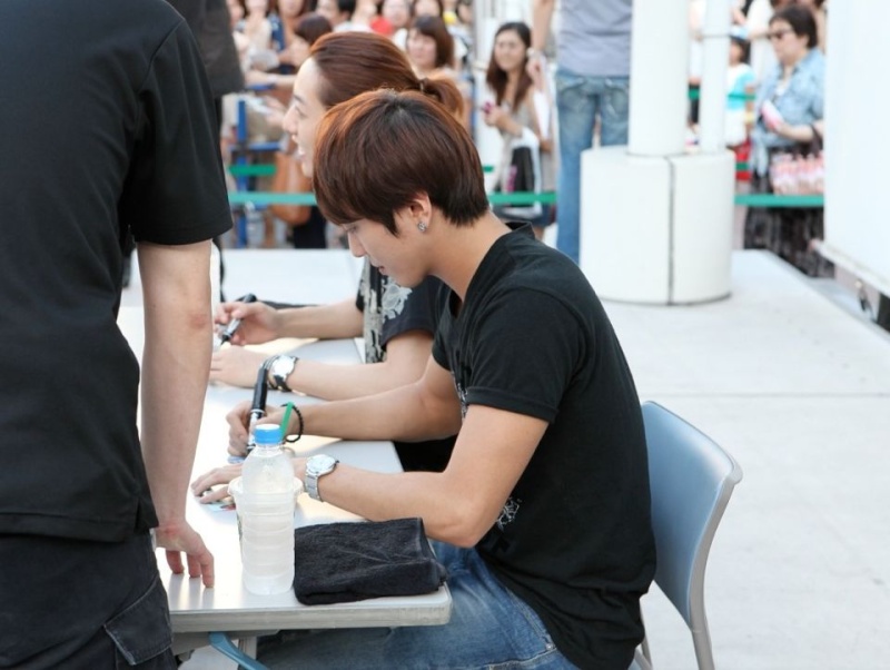 [Event] Yonghwa et Jungshin - fansign pour Come On (01.08.2012) Yipftl10