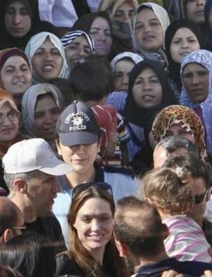 شاهد الصور:النجمة العالمية "أنجلينا جولي" تخطف الأضواء على فيسبوك من نجوم رمضان بجولاتها الإنسانية  Happy_27