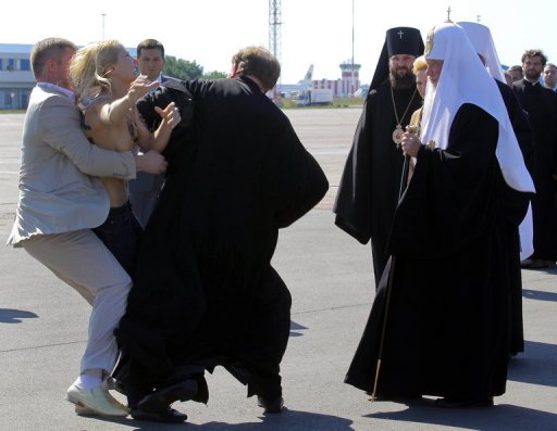 une militante se jette seins nus sur le patriarche russe Kirill Photo_19