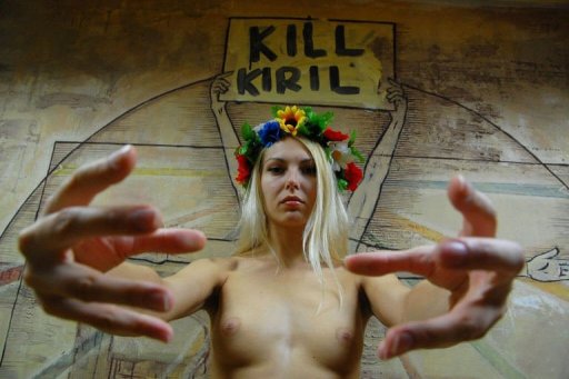 une militante se jette seins nus sur le patriarche russe Kirill Photo_20
