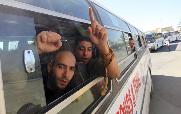 صور إطلاق سراح السجناء الفلسطينيين من الحدود رفح مع مصر 2011-112
