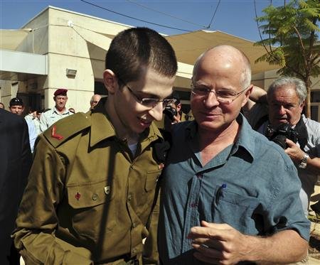 رجوع جلعاد شاليط لإسرائيل من غزة أرض العزة 2011-131