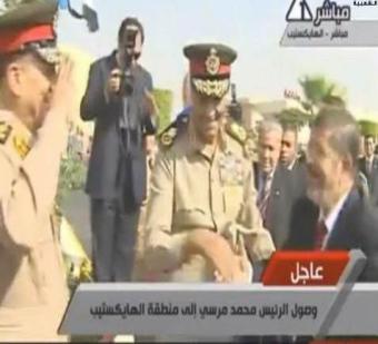 قادة الجيش المصري يؤدون أول تحية عسكرية للرئيس مرسي 52209414