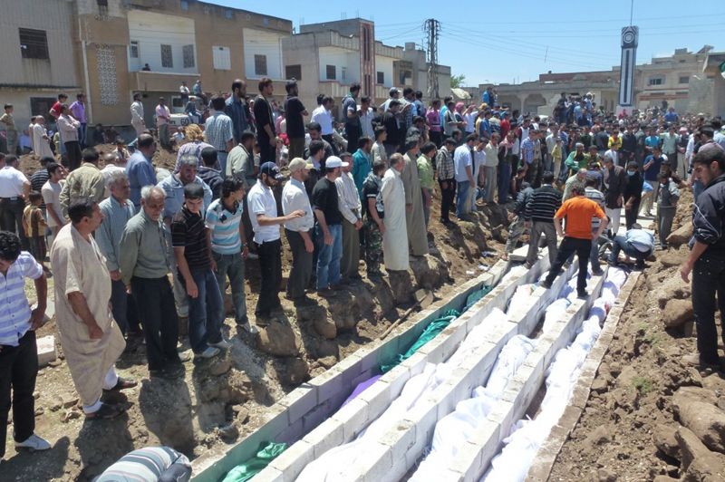 سوريا تدفن موتاها في مجزرة حولا 108 من بينهم 49 طفلا 92673a10