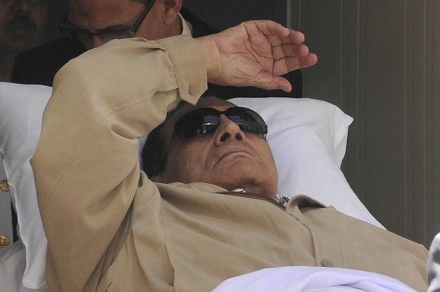 الحكم على مبارك ووزير داخليته بالمؤبد واندلاع احتجاجات Mubara10