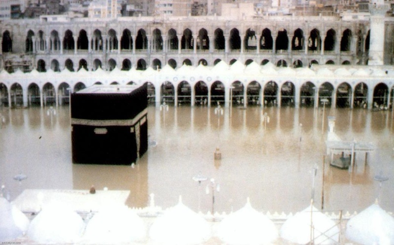 صورة نادرة لا أحد يوجد بجوار الكعبة المشرفة سبحان الله تم تصوير هذه الصورة عام 1400هـ Ouuoou11