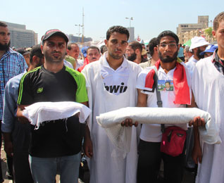 مسيرة بالأكفان تجوب داخل ميدان التحرير Untit289