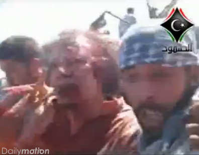 فيديو معمر القذافي لحظة نقله للمستشفى و على قيد الحياة  Untitl35