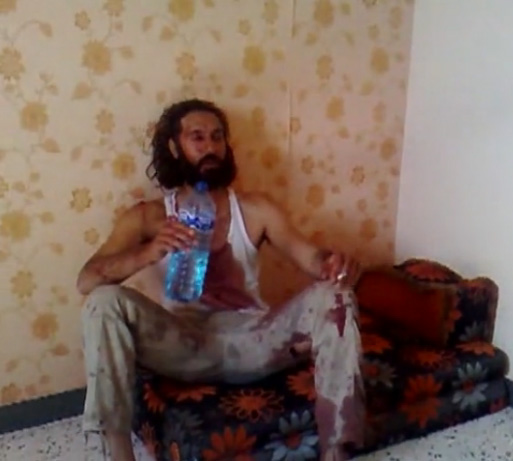 صور فيديو نجل القذافي معتصم قبل قتله وهو يتكلم مع الثوار Untitl41