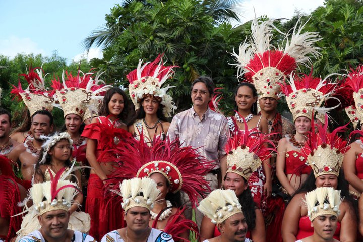 Miss Arue 2011/Miss Tahiti 2011 avec ses dauphines lors de la prestation du groupe Ahutoru nui dans les jardins de la mairie de Arue 18546910