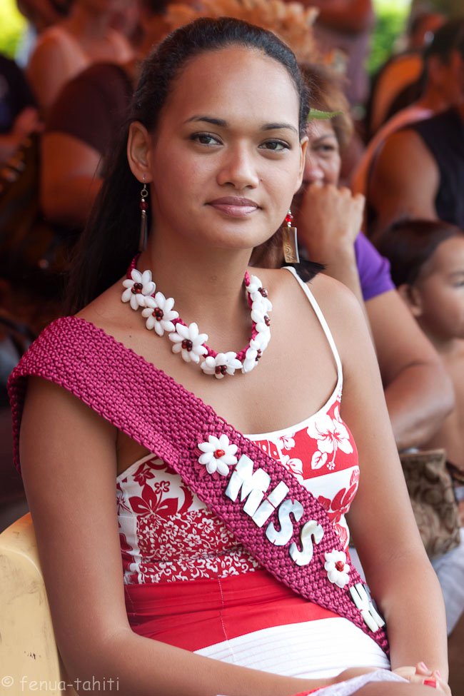 Miss Arue 2011/Miss Tahiti 2011 avec ses dauphines lors de la prestation du groupe Ahutoru nui dans les jardins de la mairie de Arue 26564010