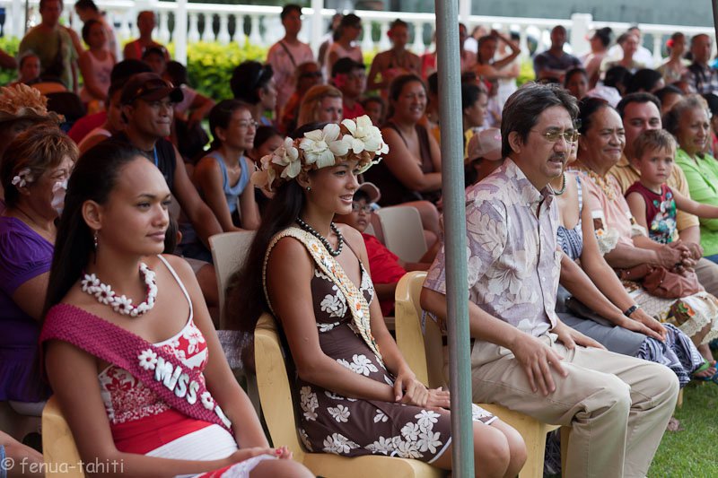Miss Arue 2011/Miss Tahiti 2011 avec ses dauphines lors de la prestation du groupe Ahutoru nui dans les jardins de la mairie de Arue 26583710