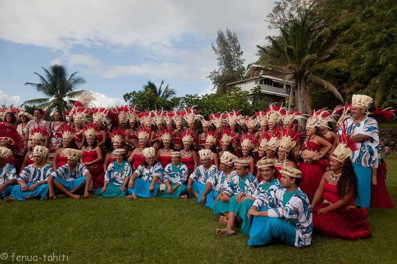 Miss Arue 2011/Miss Tahiti 2011 avec ses dauphines lors de la prestation du groupe Ahutoru nui dans les jardins de la mairie de Arue 26714710