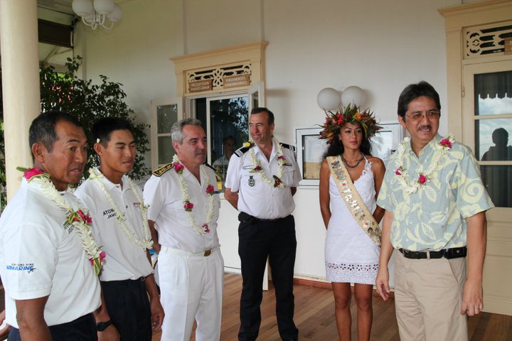 Miss Tahiti 2011 lors de la remise par le haut-commissaire des lettres de félicitation à Joseph et James Ley 26772010