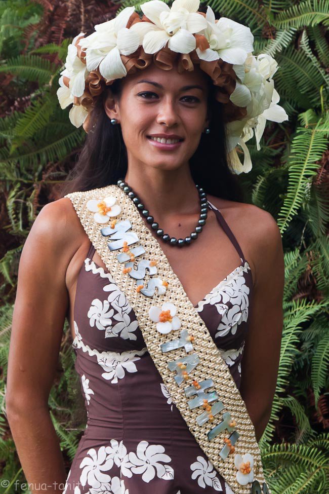Miss Arue 2011/Miss Tahiti 2011 avec ses dauphines lors de la prestation du groupe Ahutoru nui dans les jardins de la mairie de Arue 27186610