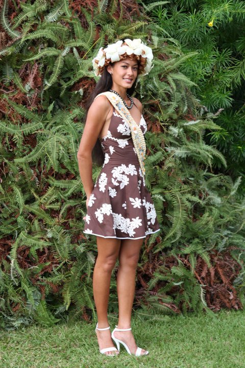 Miss Arue 2011/Miss Tahiti 2011 avec ses dauphines lors de la prestation du groupe Ahutoru nui dans les jardins de la mairie de Arue 28460510