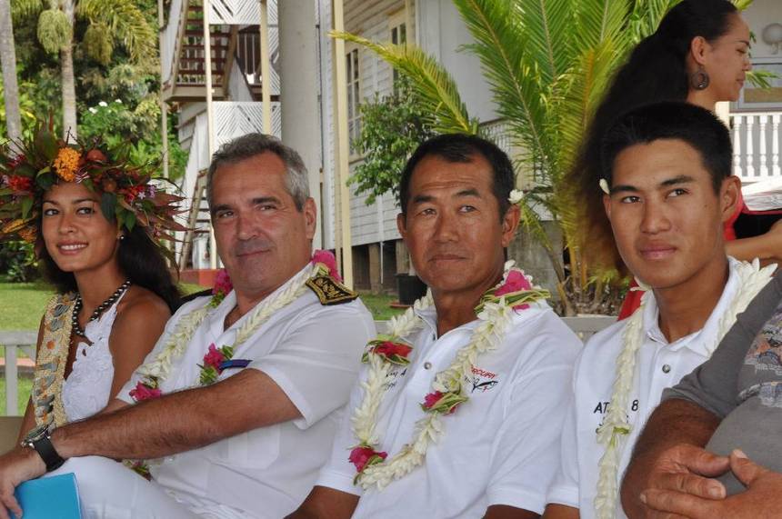 Miss Tahiti 2011 lors de la remise par le haut-commissaire des lettres de félicitation à Joseph et James Ley 31250510