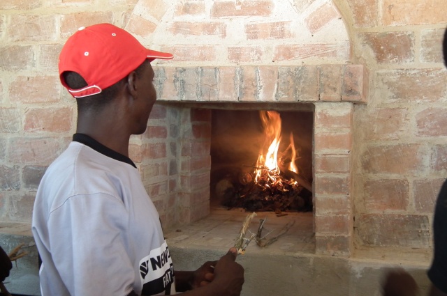 Kenya    Realizzazione FORNO PER PANE QUOTIDIANO - Pagina 6 Dscf7510