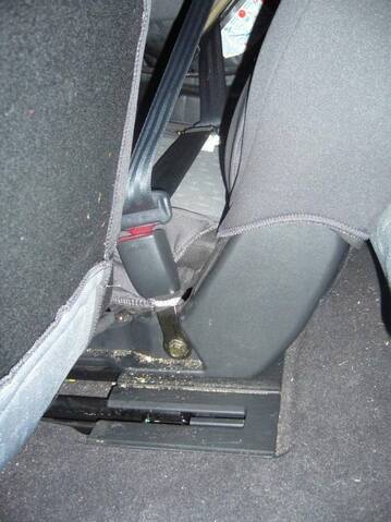 Résolu]Boucle de la ceinture de sécurité arrière centrale bloquée
