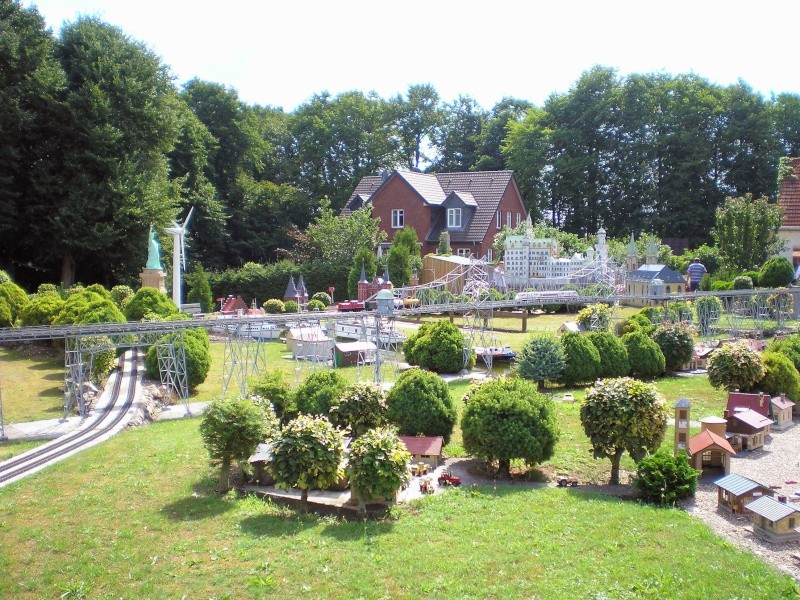 owschlag - Mini-Born-Park Owschlag - Außenanlage in Spur IIm mit berühmten Gebäuden in 1:25 20060724