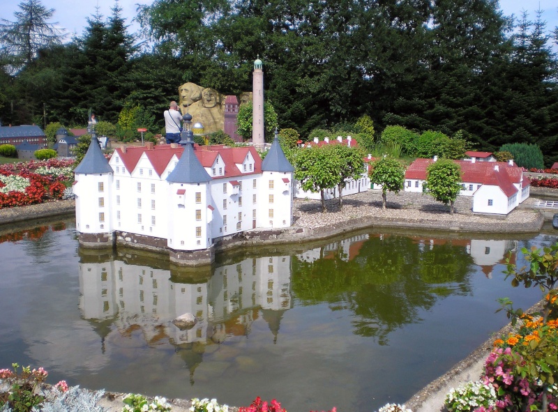 owschlag - Mini-Born-Park Owschlag - Außenanlage in Spur IIm mit berühmten Gebäuden in 1:25 20060739