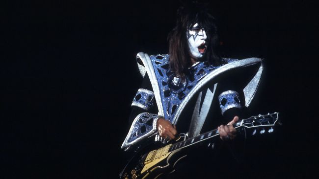 Ace Frehley News ! - Page 28 Puqzzi10
