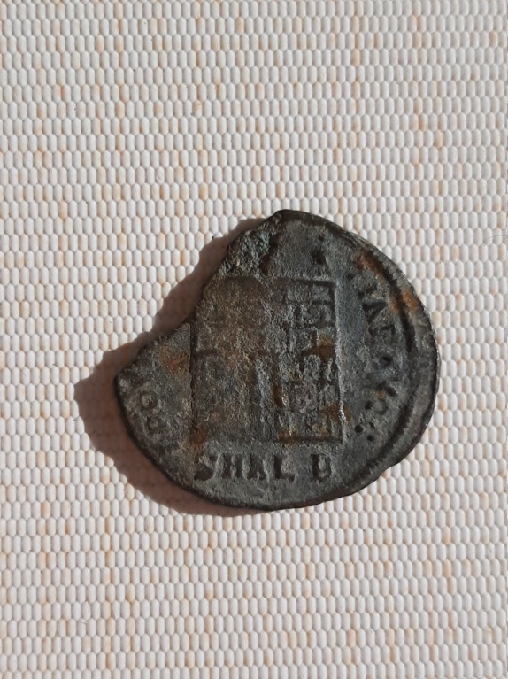 AE3 de Constantino I. PROVIDENTIAE AVGG. Puerta de campamento. Alexandría 15830710