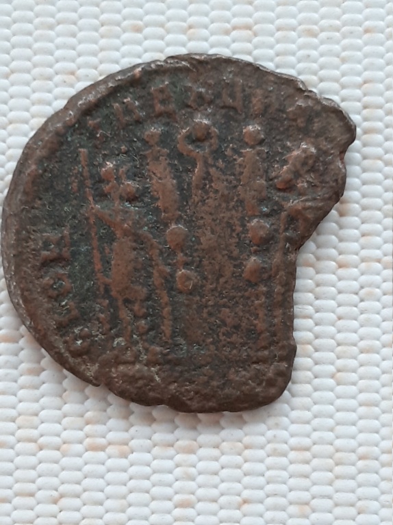 AE3 de Constantino I. GLORIA EXERCITVS. Soldados entre 2 estandartes. Arlés 15844610