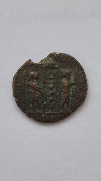 AE4 de Constancio II. GLOR-IA EXERC-ITVS. Un estandarte entre dos soldados. Arles. 15883316